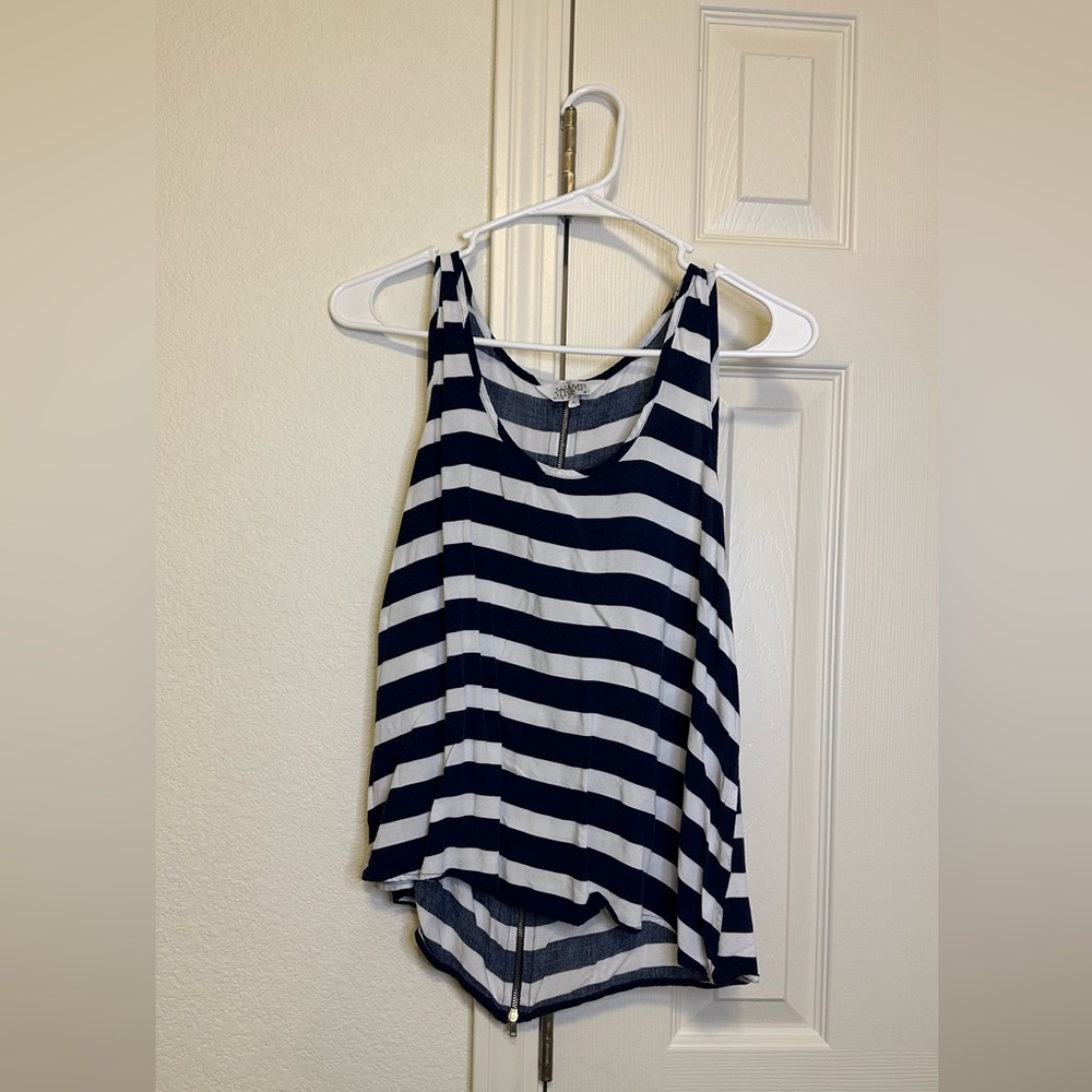 Flowy shirt, zipper on back
